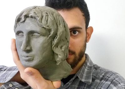 Studente con scultura alla Scuola Leon Battista Alberti